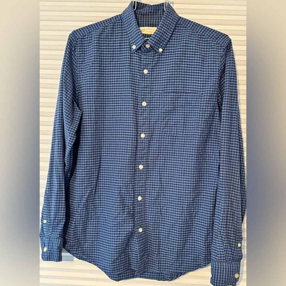 GAP. Men’s long sleeve button down shirt